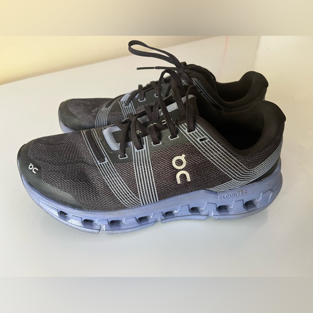Men’s / Teens size 7.5 on cloud running shoes like new condition worn twice